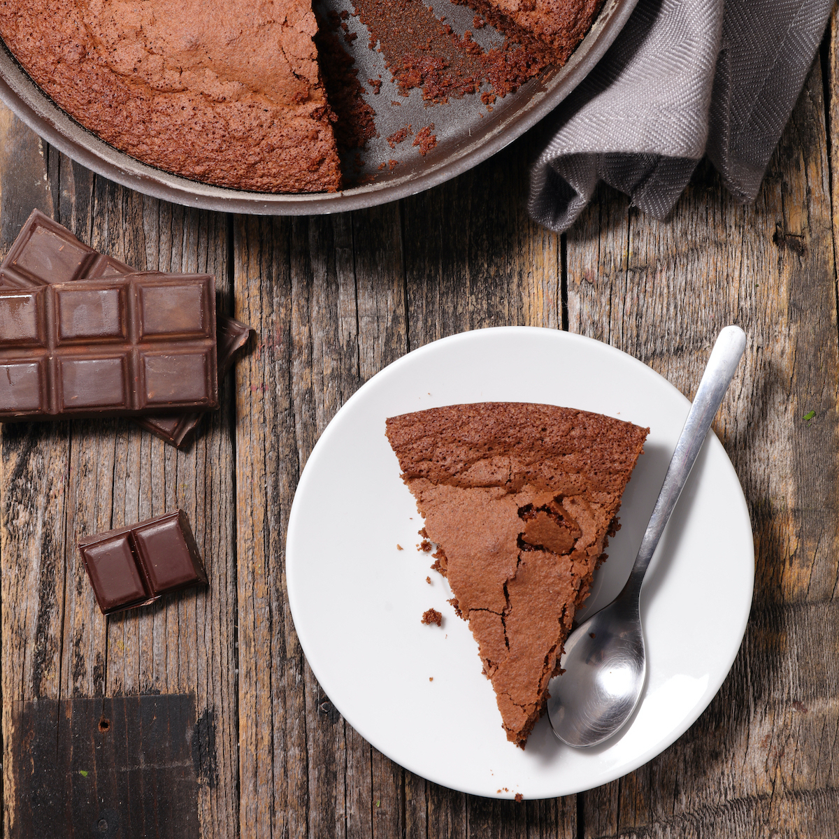 Gâteau au chocolat maison, vue du dessus, prêt à être découpé, ambiance cuisine du quotidien