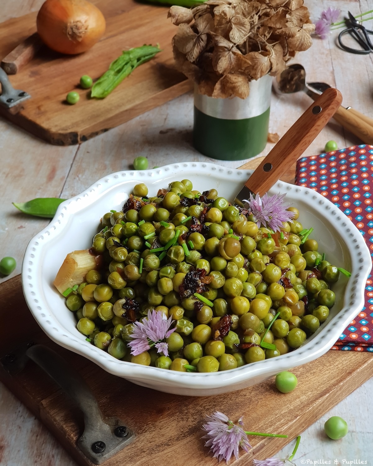Petits pois et oignons croustillants