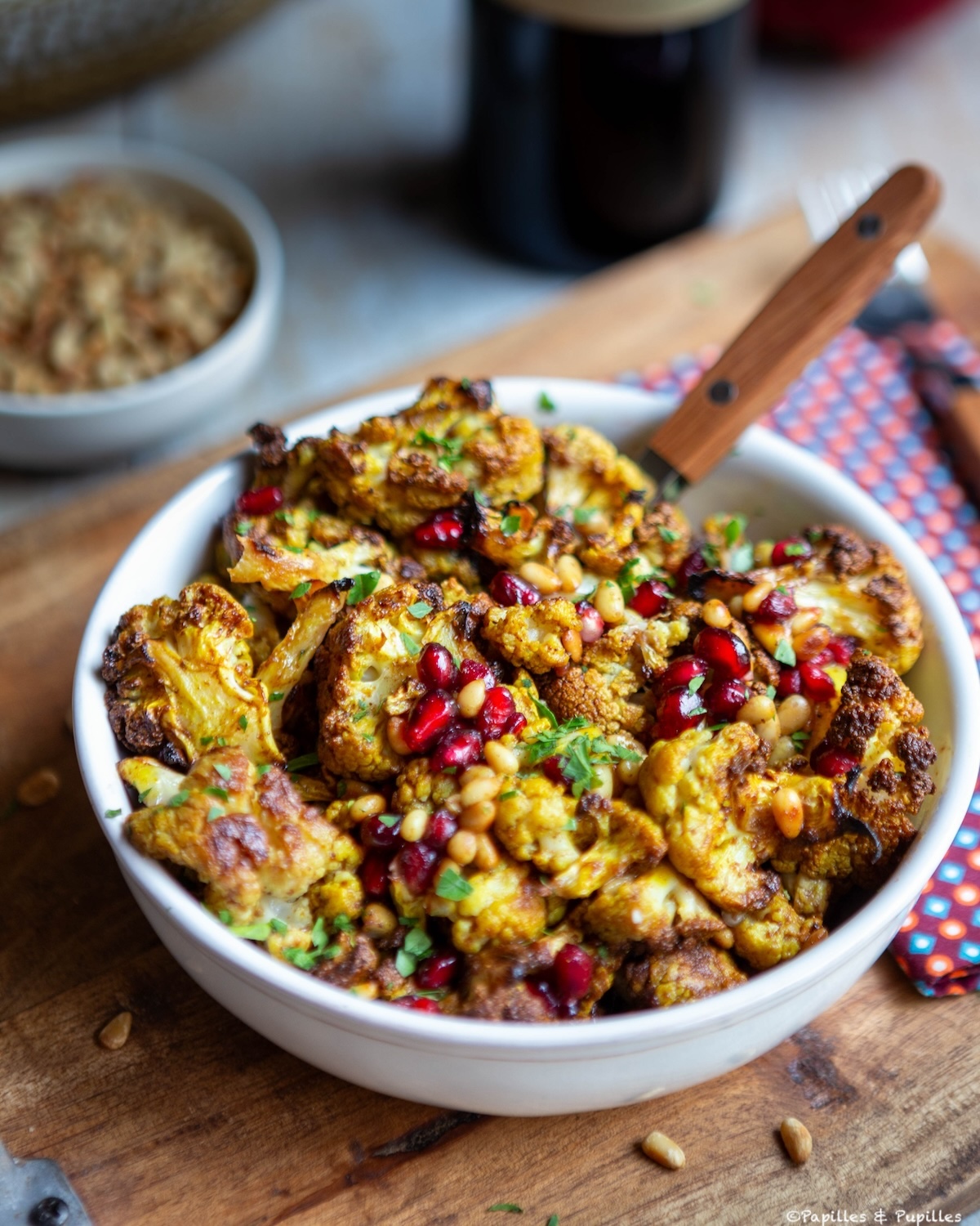 Salade de chou-fleur rôti, grenade et pignons de pin