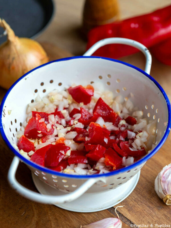 Ail, oignon, poivron, coupés en dés