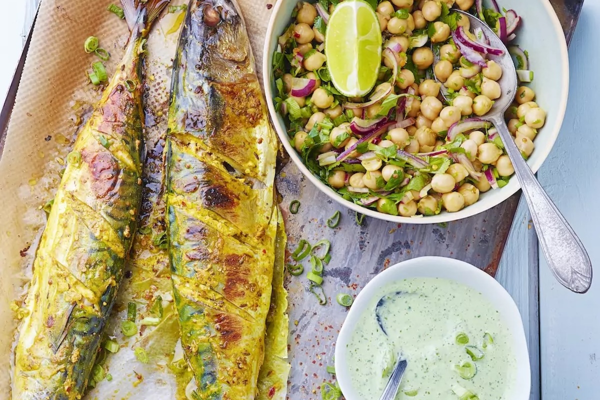 Maquereaux au curry, sauce yaourt et salade de pois chiche