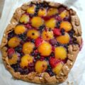 Tarte rustique aux abricots, fraises et myrtilles