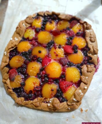 Tarte rustique aux abricots, fraises et myrtilles