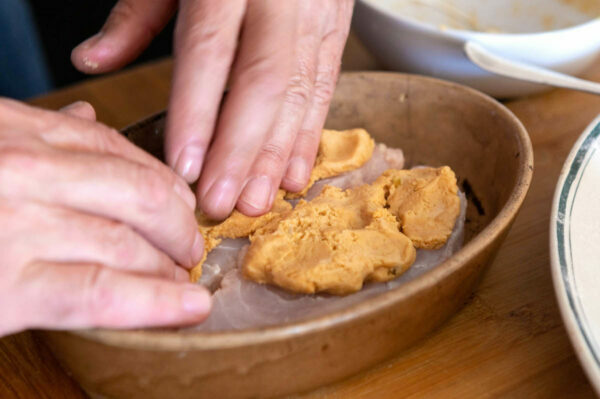 Croûte de cacahuètes sur le poisson