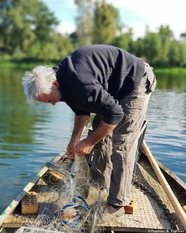 Il sort le poisson du filet