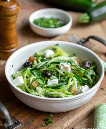 Spaghetti de courgettes à la féta, olives et citron confit