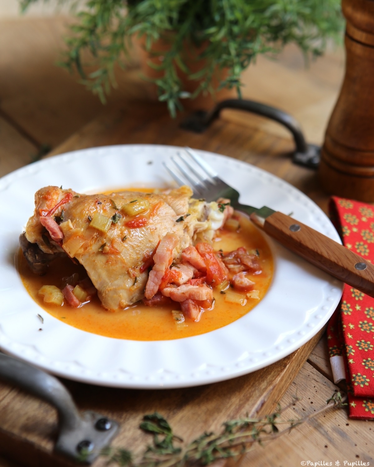 Cuisses de poulet au vin blanc, tomates et thym