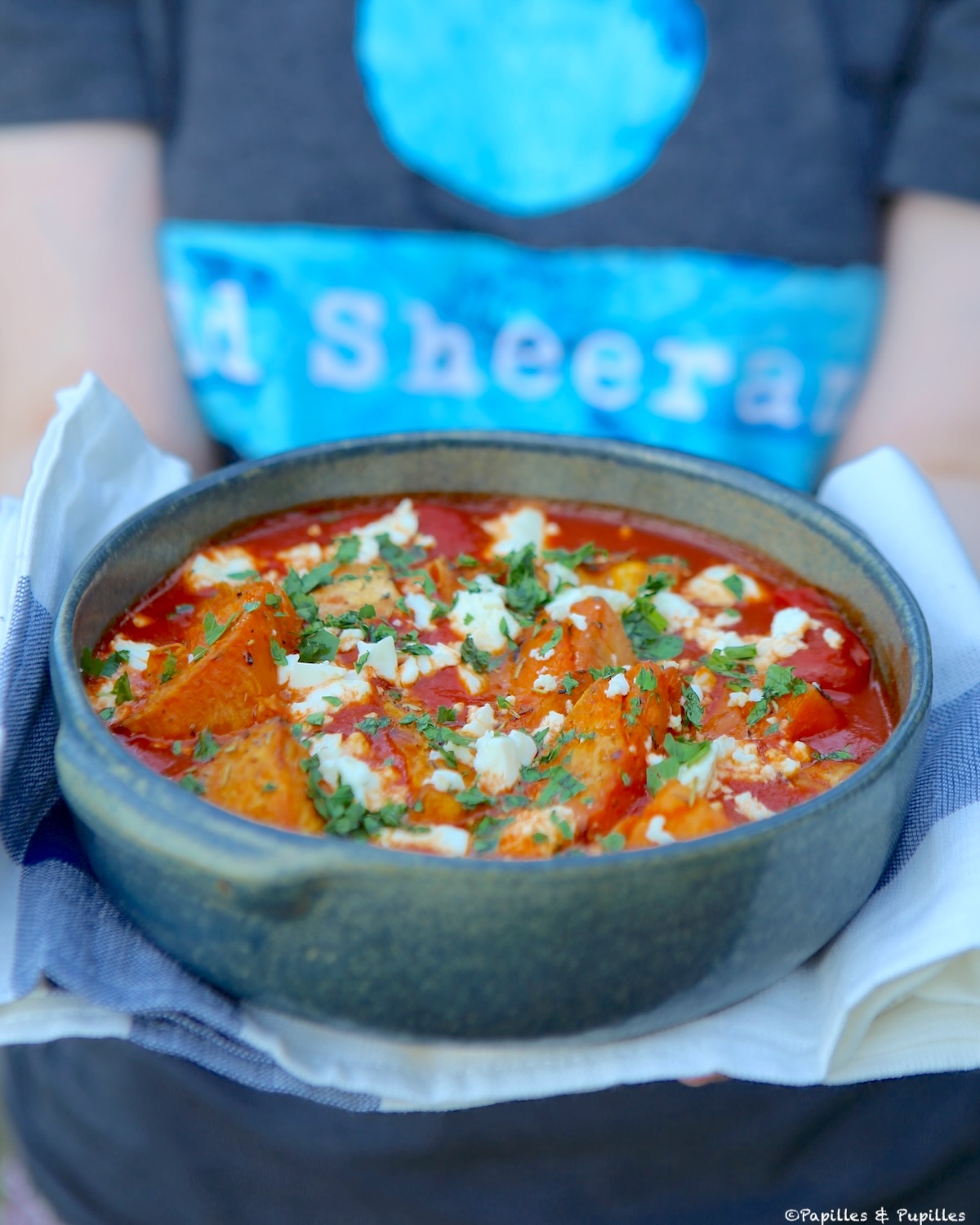 Patates douces rôties, sauce tomate et feta