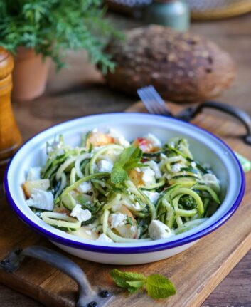Salade de courgettes, nectarines, menthe et feta