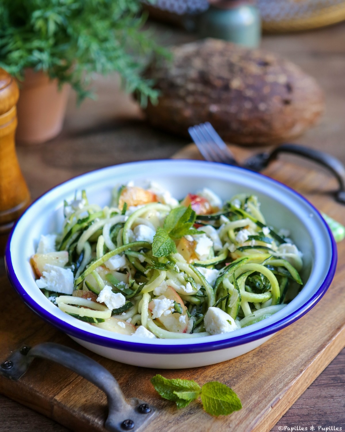 Salade de courgettes, nectarines, menthe et feta