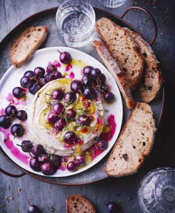 Camembert rôti au four et raisins