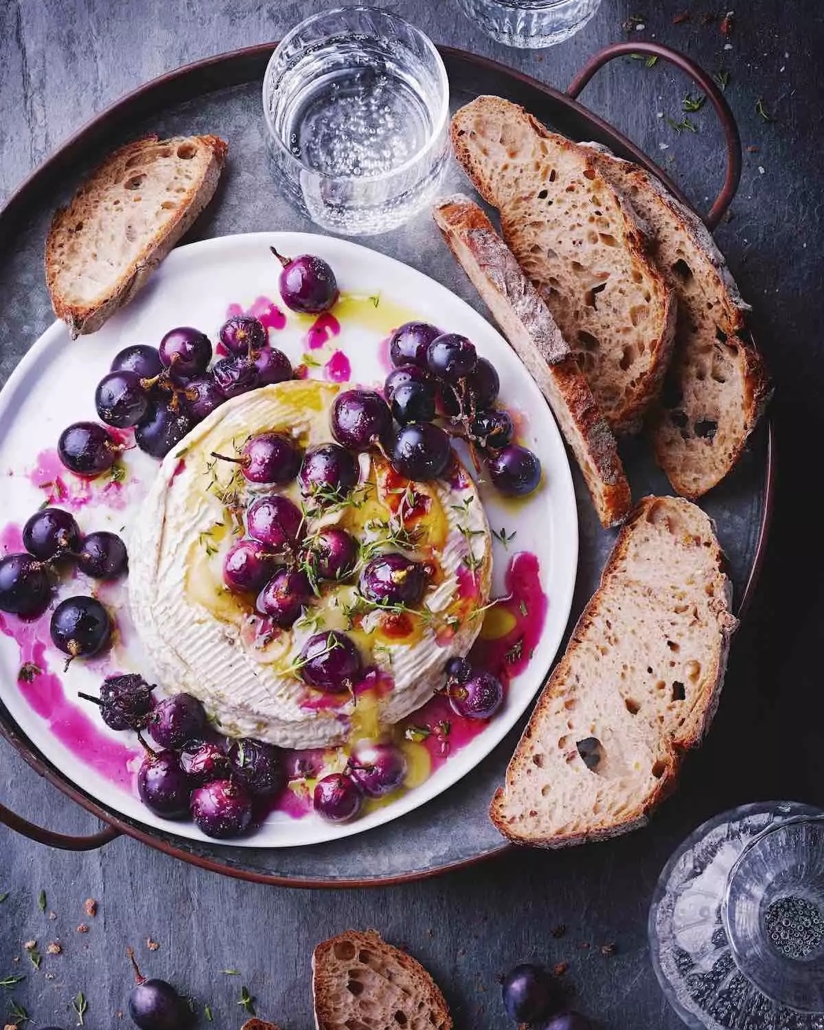 Camembert rôti au four et raisins