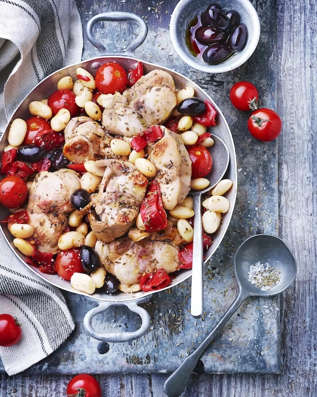 Lapin aux haricots blancs, tomates cerises et piquillos