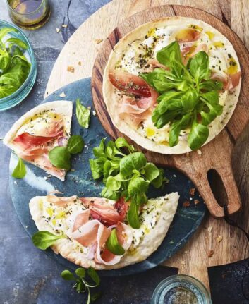 Pizza tortilla au jambon, au Comté et à la mâche