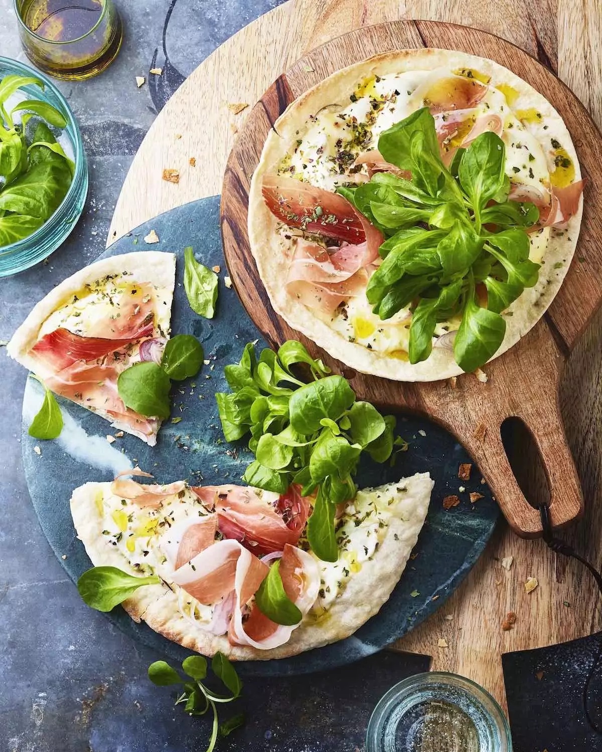 Pizza tortilla au jambon, au Comté et à la mâche