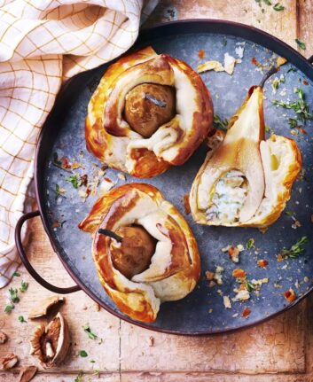 Poires en habit de pâte feuilletée, fromage bleu et noix