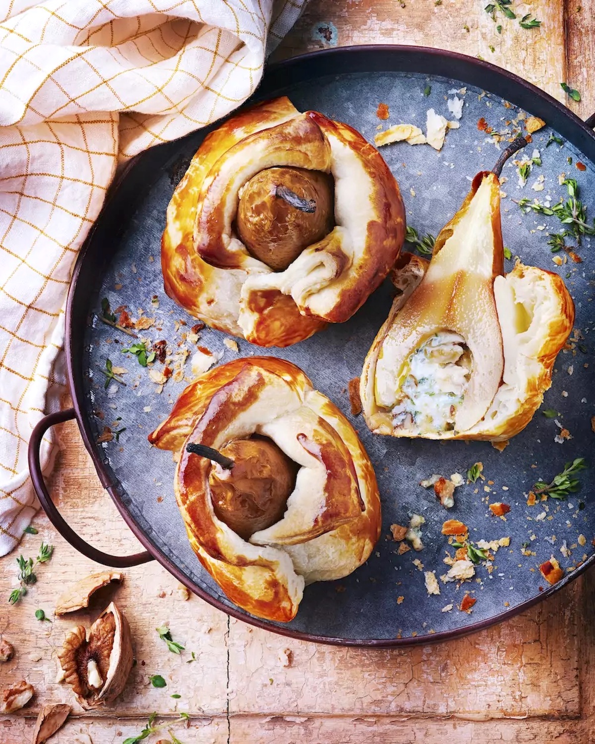 Poires en habit de pâte feuilletée, fromage bleu et noix