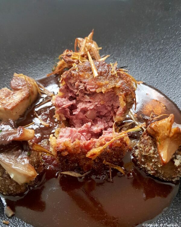 Andouille de Charlieu croustillante, foie gras poêlé et topinambours