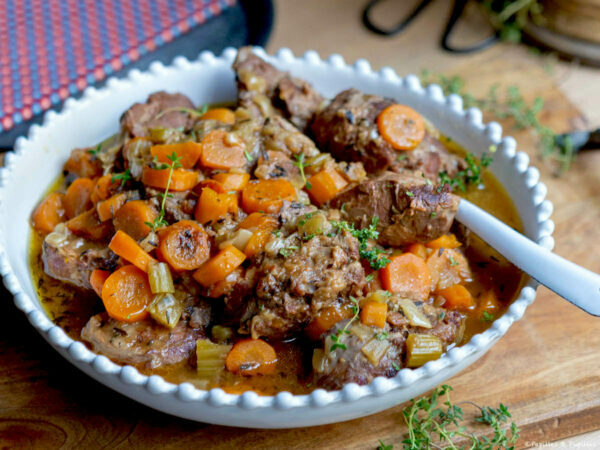 Joues de porc aux carottes, au cidre et au thym