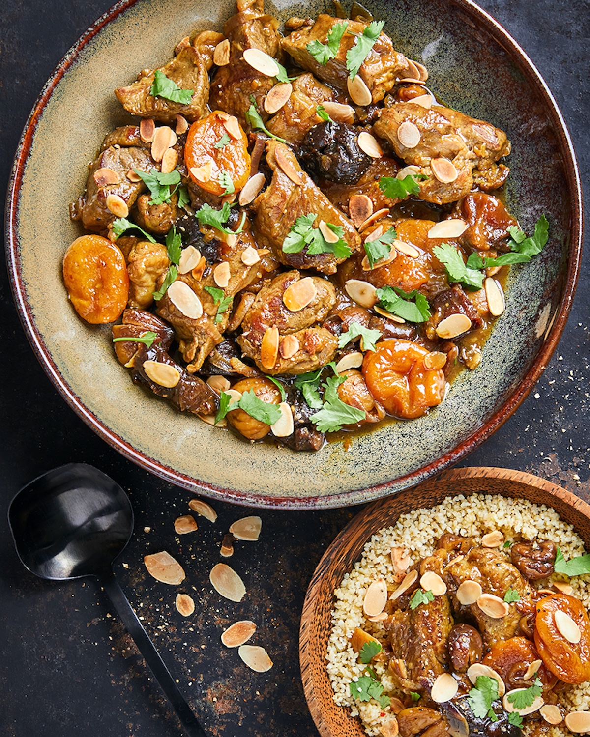 Tajine d’agneau aux abricots secs, pruneaux et châtaignes, plat mijoté sucré-salé aux épices orientales servi bien chaud
