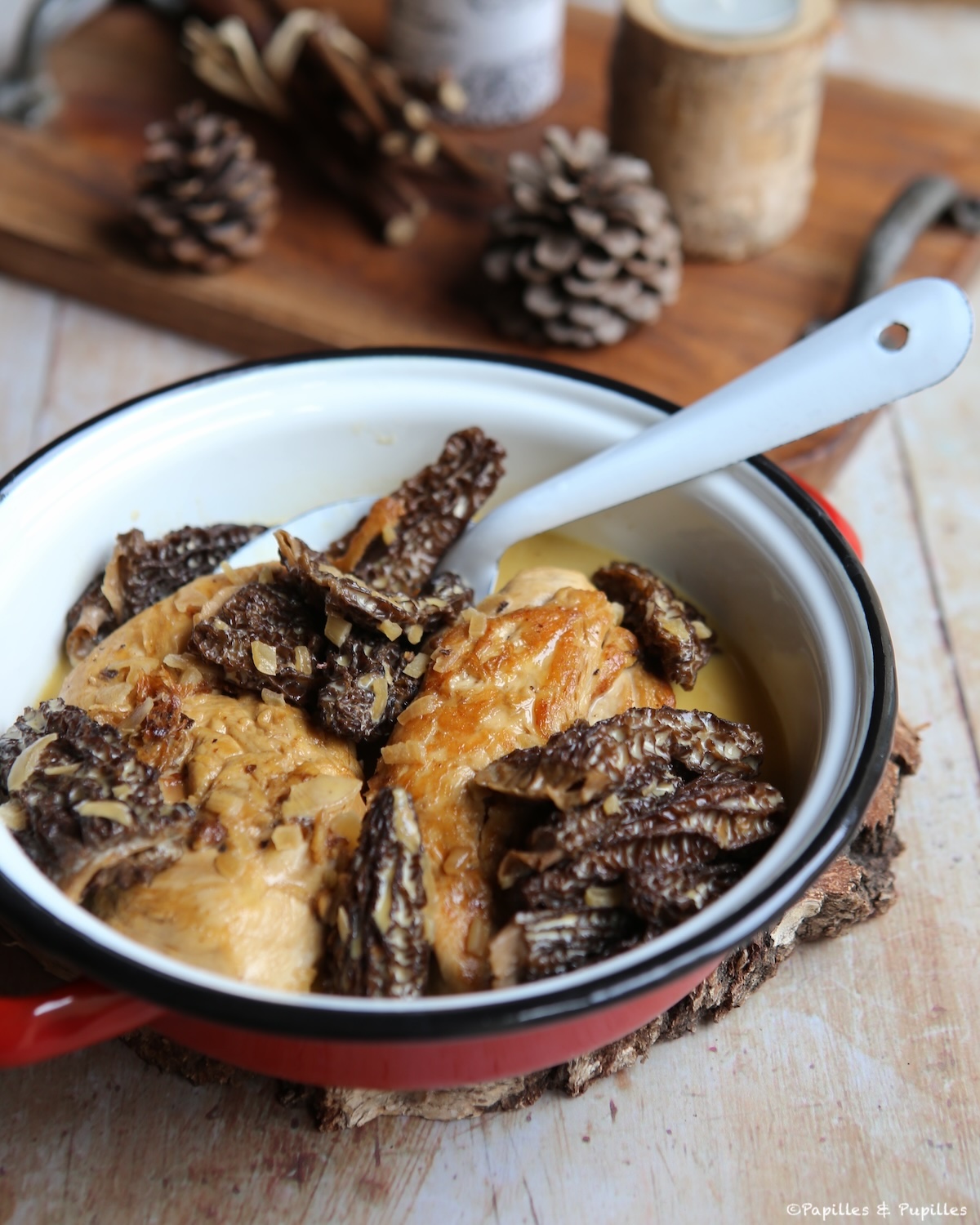 Suprêmes de volaille à la crème et aux morilles