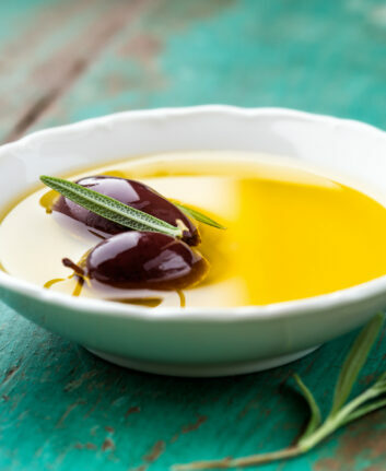 Huile et olives de Kalamata ©Barbara Dudzinska Shutterstock