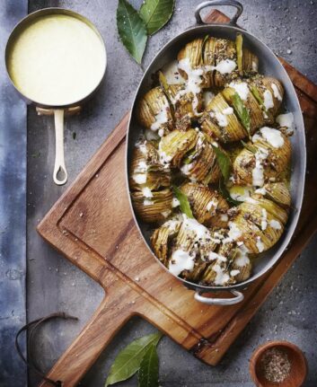 Pommes de terre Hasselback et sauce aux fromages