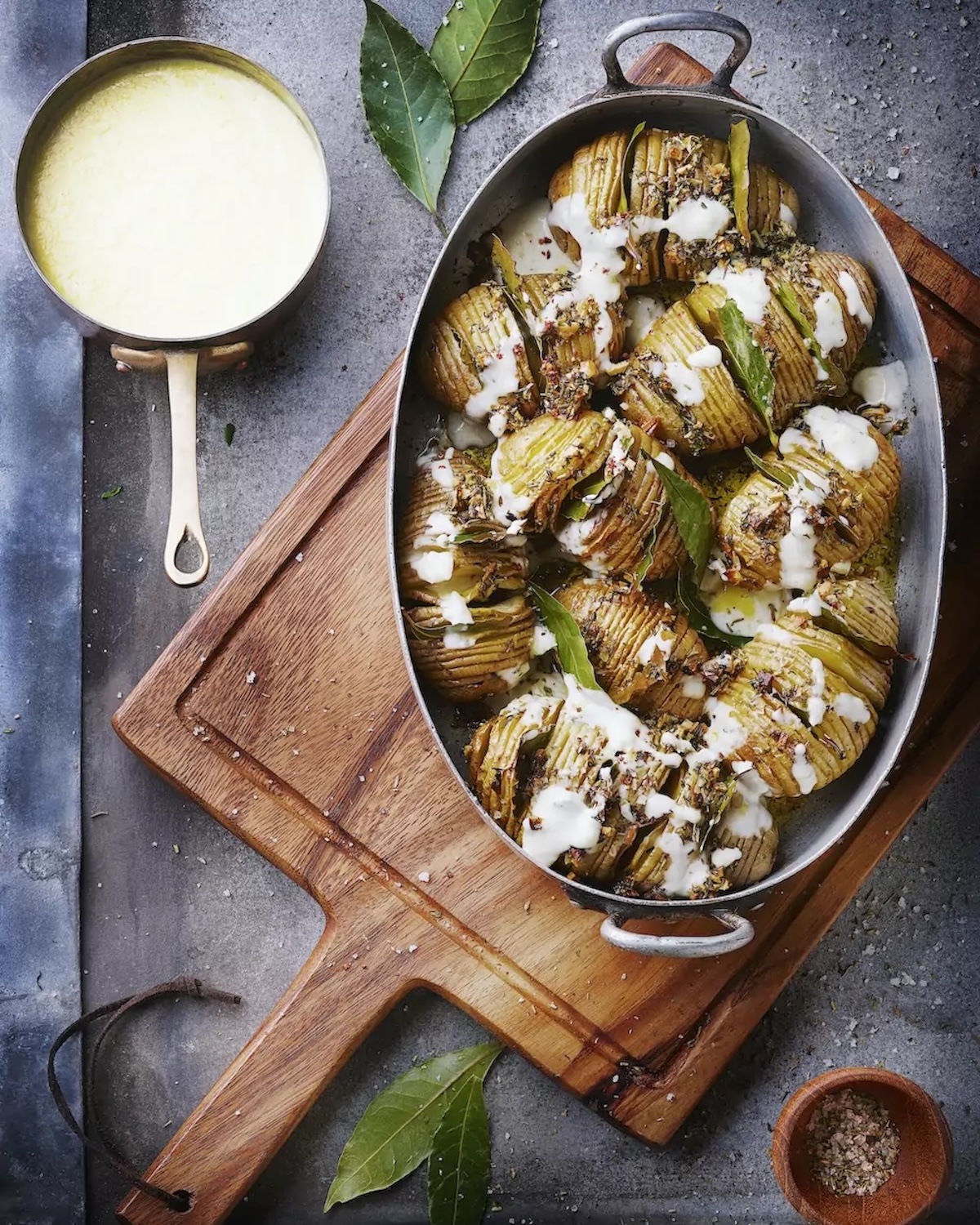 Pommes de terre Hasselback et sauce aux fromages 