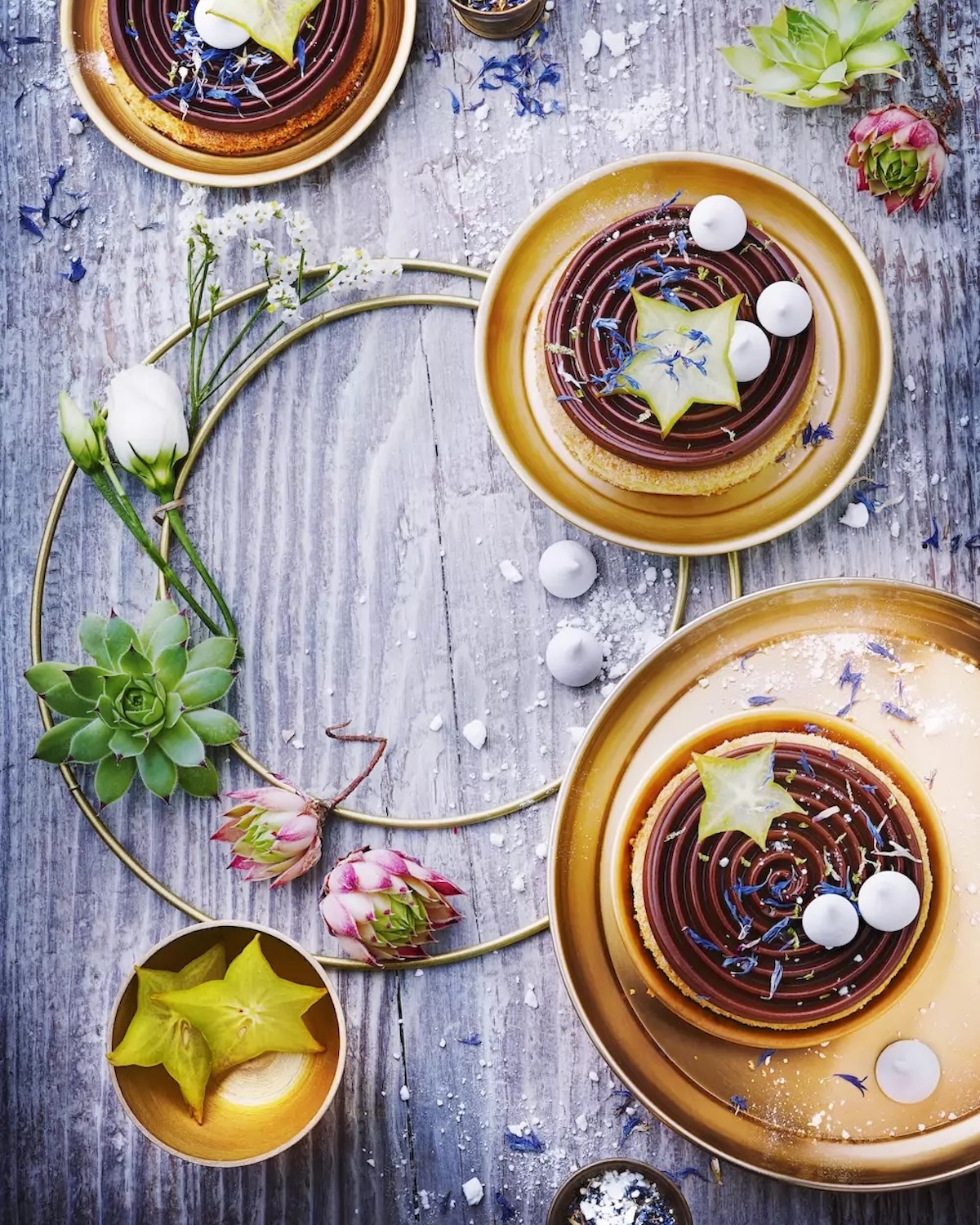 Tartelettes chocolat au lait et citron vert, ganache souple Tartelettes au chocolat au lait sur pâte sablée au citron vert, avec ganache en spirale