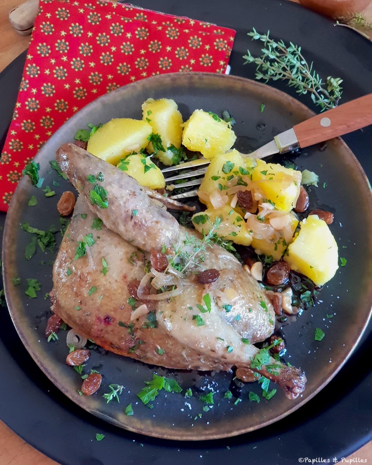 Pigeons rôtis en cocotte, thym, raisins secs et Porto