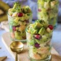 Verrines de Noël aux crevettes, avocat et kiwi