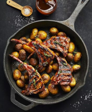 Côtes d'agneau sauce barbecue et pommes de terre grenaille