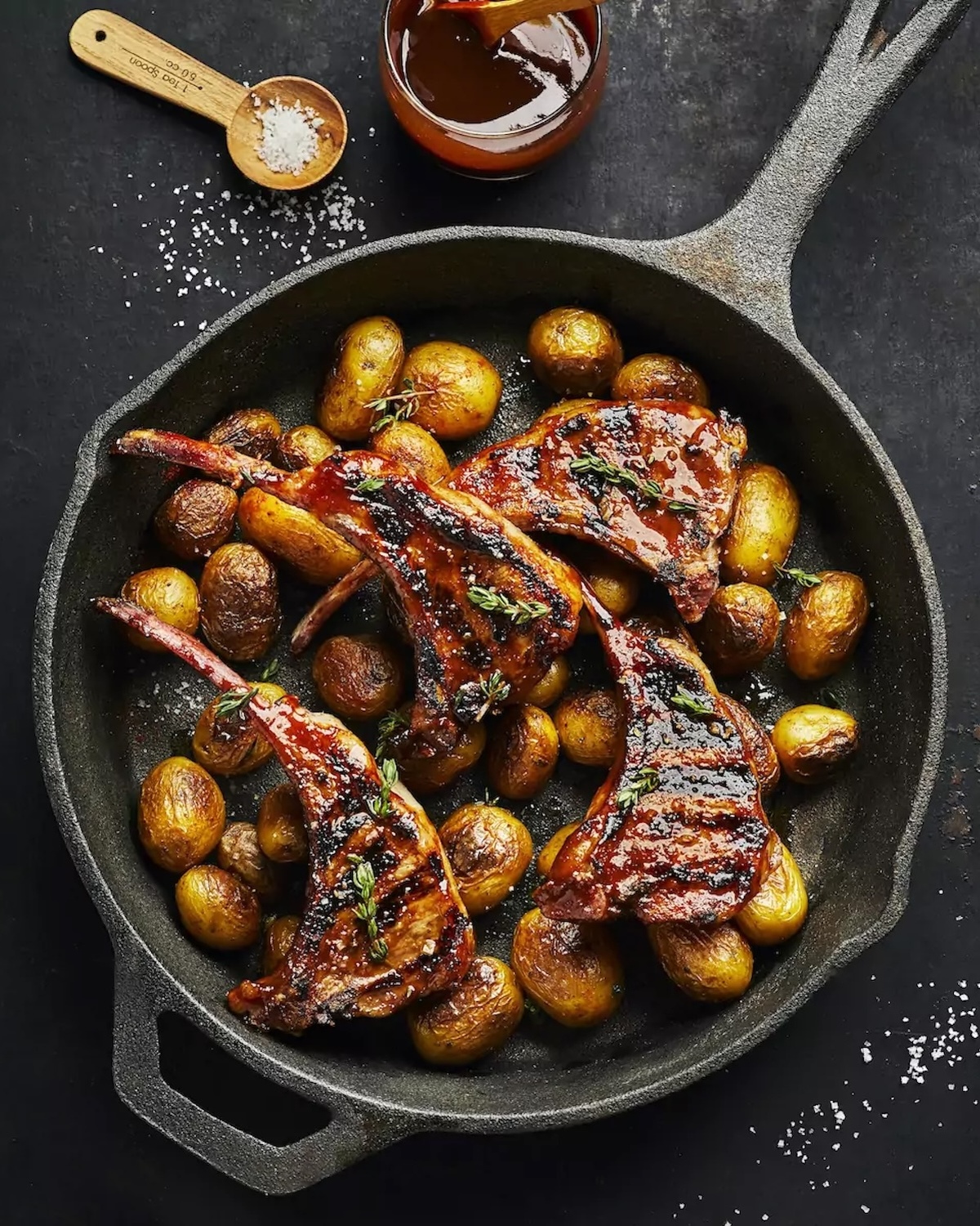 Côtes d'agneau sauce barbecue et pommes de terre grenaille