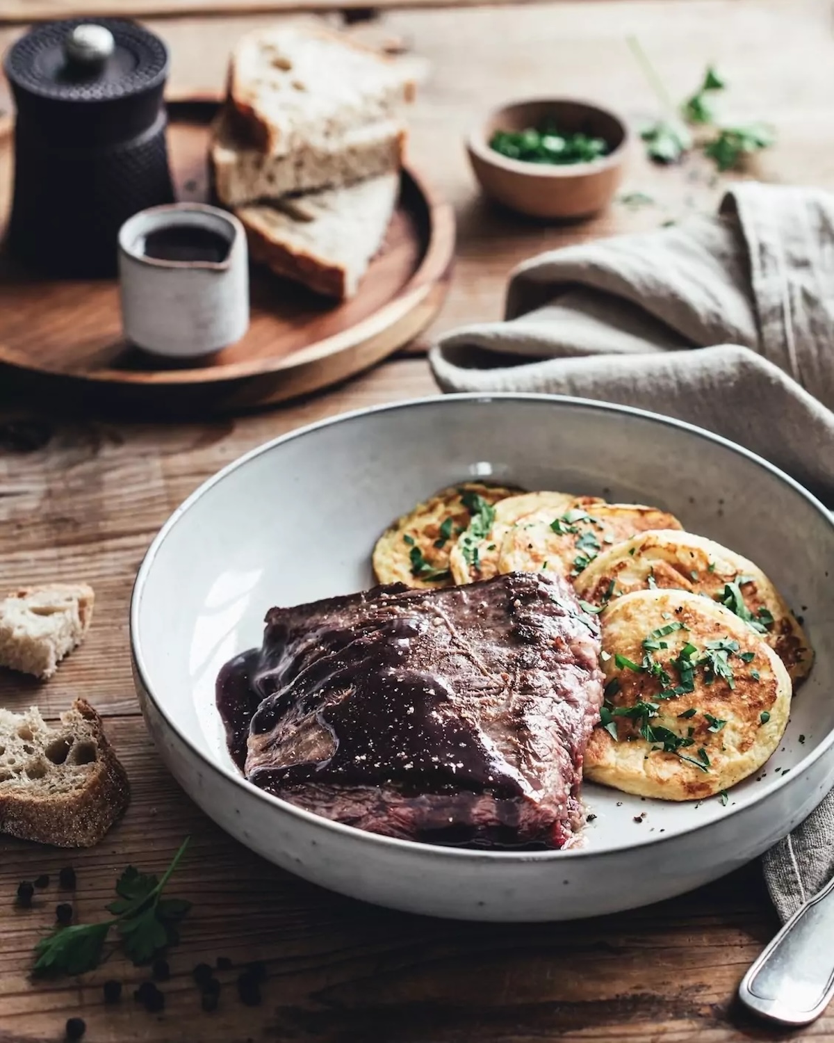 Hampe de boeuf Limousin, sauce au vin et pancakes de pommes de terre
