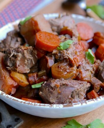 Joues de porc aux carottes et au vin blanc