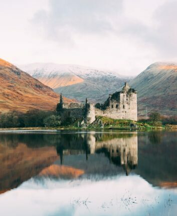 Kilchurn Castle, Lochawe, Dalmally, Scotland ©connor-mollison unsplash