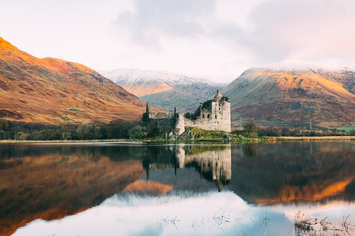 Kilchurn Castle, Lochawe, Dalmally, Scotland ©connor-mollison unsplash