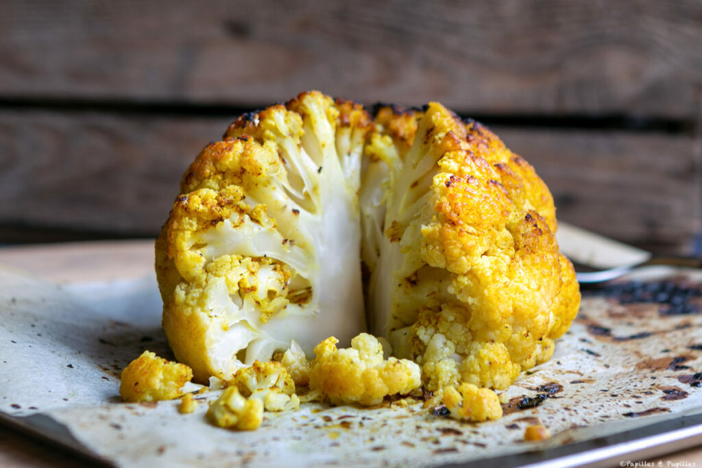 Chou-fleur entier, rôti au four, parfumé au curry