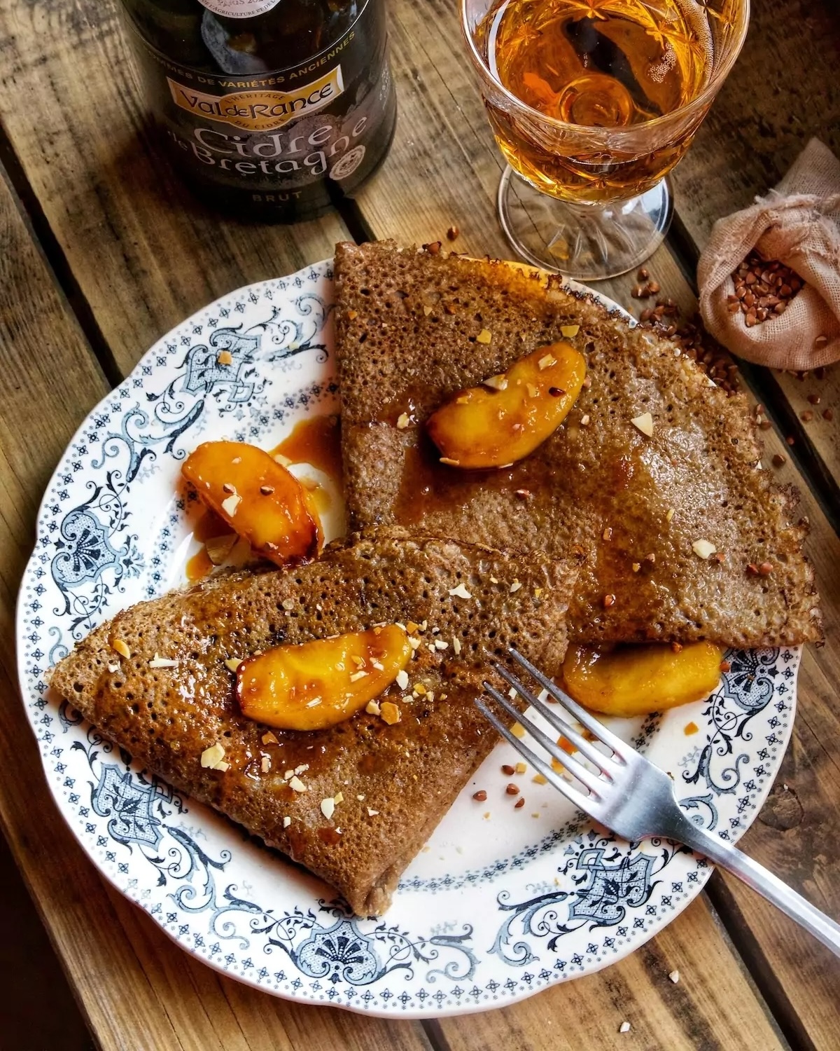 Crêpes sans gluten aux pommes et caramel