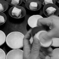 Fonner les moules : on forme un petit fond de tarte avec la pâte feuilletée