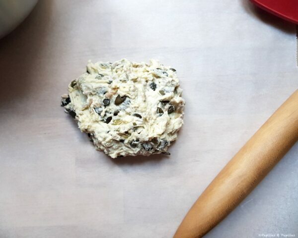 1 - On met la pâte sur le papier sulfu