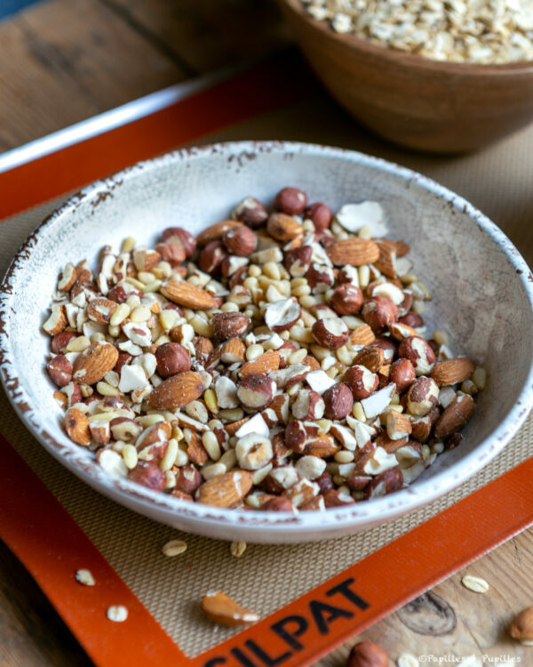 Amandes et noisettes concassées et pignons de pin