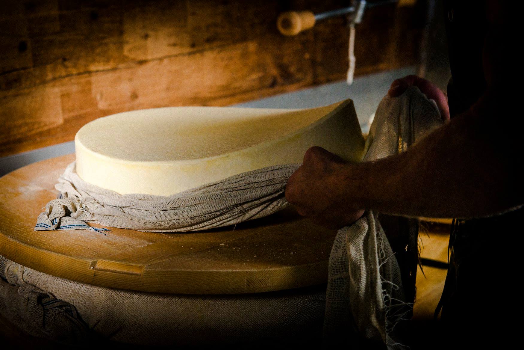 Fabrication de l'Etivaz AOP ©Fromages d'Alpages l'Etivaz AOP