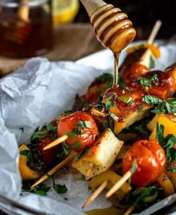 Brochettes d'halloumi au miel et aux légumes d'été