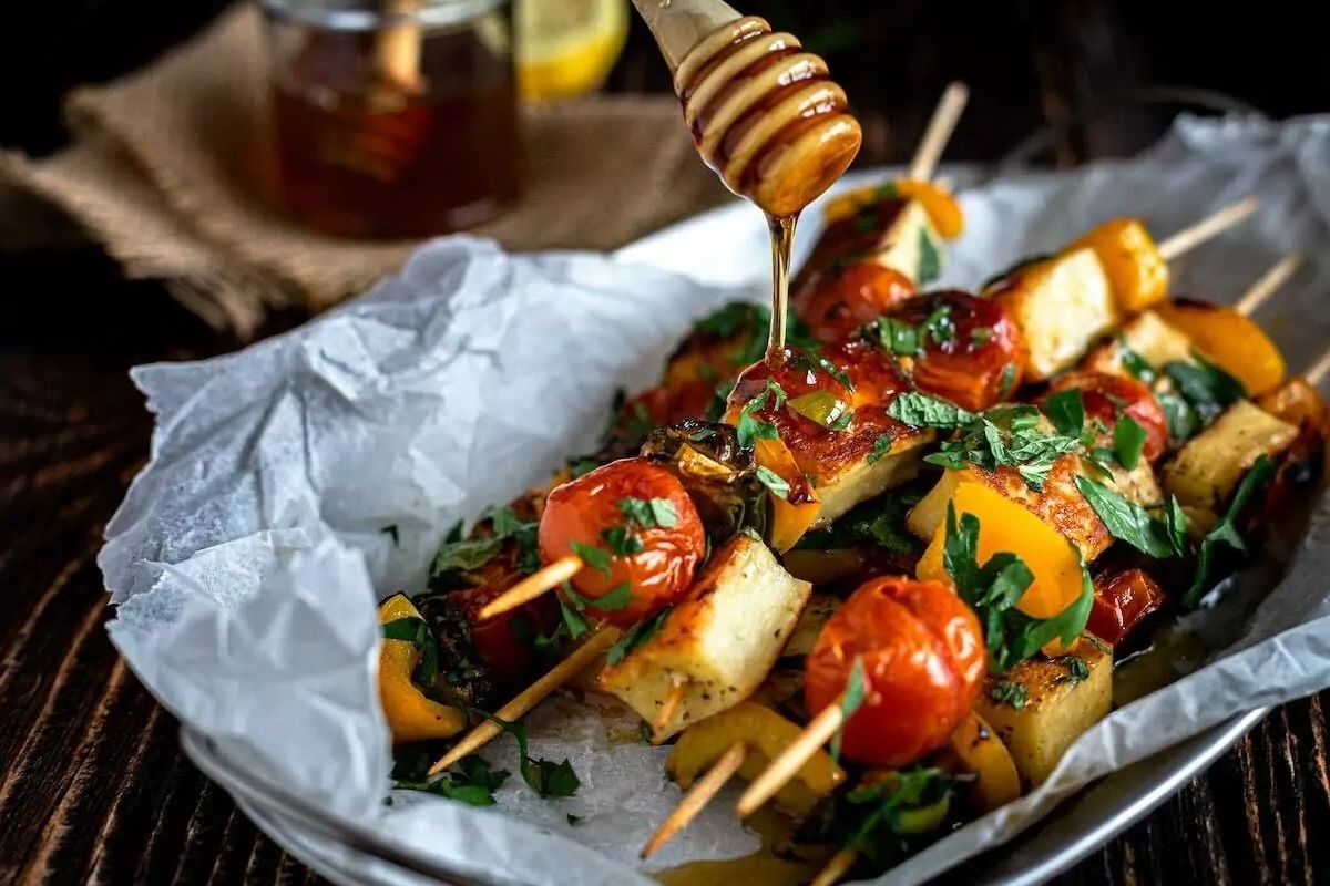 Brochettes d'halloumi au miel et aux légumes d'été