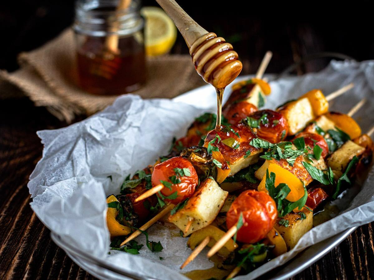 Brochettes d'halloumi au miel de Bruyère ©LesCompagnonsDuMielxFreeThePickle