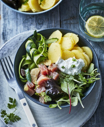 Poke bowl de pommes de terre et thon, crème de féta