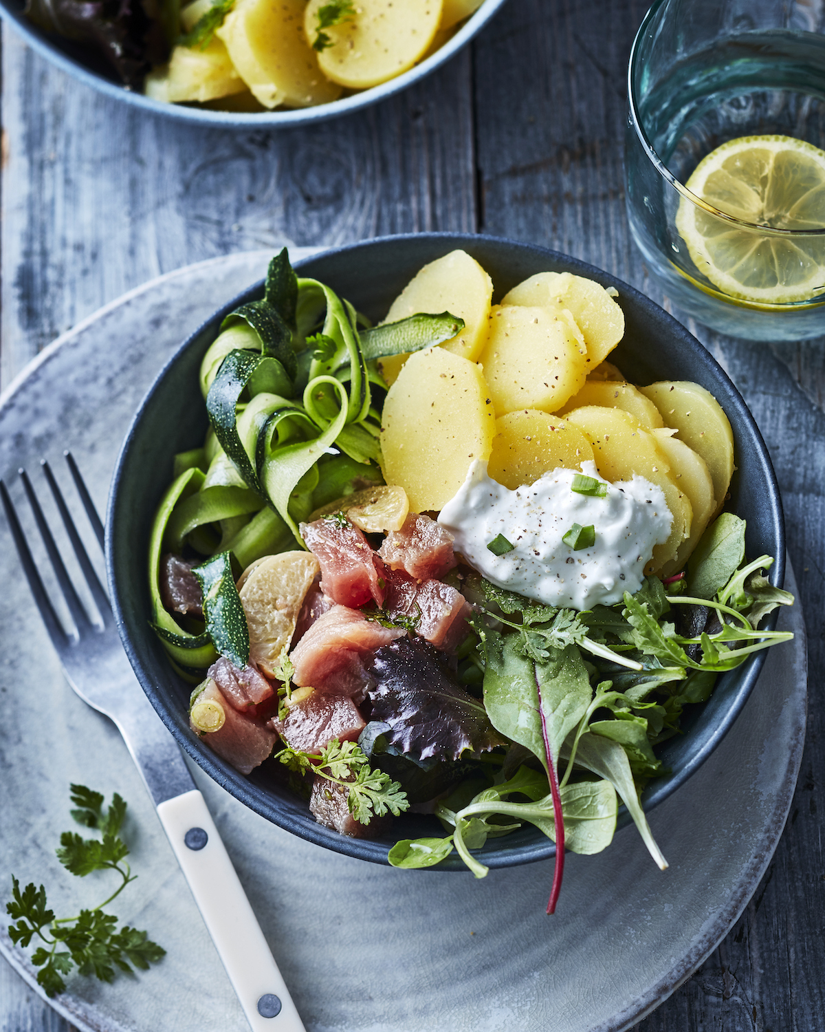 Poke bowl de pommes de terre et thon, crème de féta 