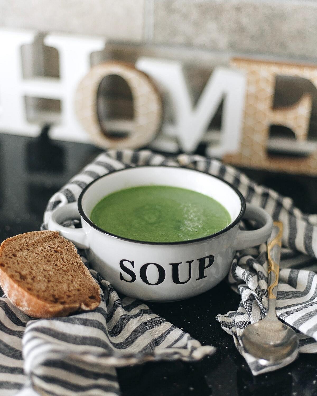 Velouté de courgettes au fromage de chèvre et aux épices