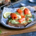 Tartine au saumon fumé et avocat